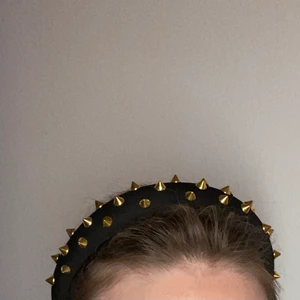 Hårband med guld knoppar på - Alla knoppar sitter på och har bara använts en gång tidigare ⚜️