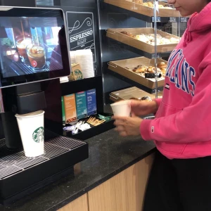 tommy hilfiger hoddie  - rosa tommy hilfiger hoddie, köpte på NK för något år sen men sparsamt använd❤️, ny pris 999kr säljer för 300 + frakt men prutbart pris, xs men stor i storleken mer en S-M skriv för fler bilder