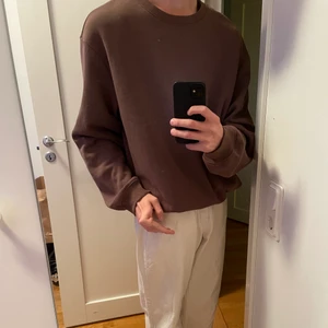 Brun Sweatshirt - Säljer min bruna sweatshirt från H&M som aldrig är använd. Den är i storlek XL men passar lätt L och M om man letar efter oversized fit.