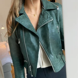 Grön skinnjacka - Mörkgrön skinnjacka från Zara i strl. XS (tajt passform).  Nyskick💞 Finns tillhörande vitt ludd att fästa på kragen