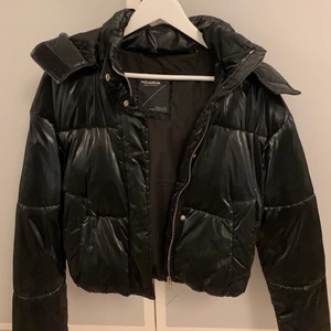 Pufferjacket - Super fin pufferjacket perfekt till hösten/vintern. Varm och skön i bra skick. köparen står för frakten på 66kr💕