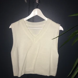 Vit stickad väst - Jättefin vit stickad väst, som tyvärr inte kommer till användning längre då det inte riktigt är min stil. Nästan aldrig använd och i mycket bra skick! Köparen står för frakten men jag kan mötas upp i Stockholm. 
