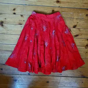 unik röd kjol som sitter supersmickrande med hög midja med band upptill, stabil dragkedja i ryggen, å A-linje!🌻 fint skick.