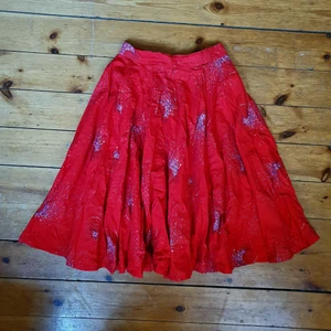 högmidjad vintagekjol 100%bomull - unik röd kjol som sitter supersmickrande med hög midja med band upptill, stabil dragkedja i ryggen, å A-linje!🌻 fint skick.