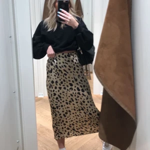 Kjol - Siden kjol i strl 36 använd en gång. Kommer aldrig till användning 