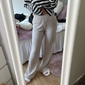 Byxor  - Super sköna mjukis från H&M, i typ virkat material. Såå sköna men tyvärr för lång på mig. Endast använda fåtal gånger hemma. Skriv privat vid frågor💕💕