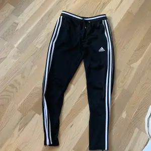 Adidas överdrags byxor i storlek 11-12 år. Jätte skönt och mjuk material, och skönt mot huden. Byxorna har jag aldrig andvänt. Kontakta vid eventuella frågor ☺️☺️