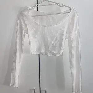 Säljer nu denna vita tröja med små volanger runt tröjans slut och vid ärmarna. Säljer då den inte används, enbart testad. Köpt från shein, och den är även lite genomskinlig. 🌸
