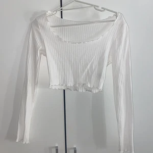 Tröja - Säljer nu denna vita tröja med små volanger runt tröjans slut och vid ärmarna. Säljer då den inte används, enbart testad. Köpt från shein, och den är även lite genomskinlig. 🌸