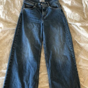 Wera jeans  - Jeans från märket Wera i storlek 36, vida ben. Använda vid endast ett tillfälle så helt som nya, säljes då jag har flertal liknande. Nypris 699kr, säljes nu för 200kr. Köparen står för eventuell fraktkostnad.