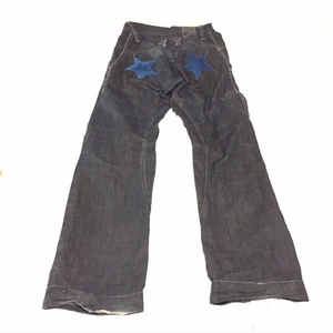 Byxor med stjärnor  - Super fina byxor med stjärnor som jag själv sytt på därbakom. Har även sytt om lite i midjan men inget konstigt! Fint skick med coola detaljer.