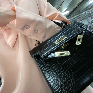 Handväska - Handväska använd ett fåtal gånger. Inga skavanker, kommer med axelrem. 