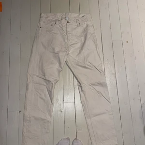 Weekday Barell - Krämvita weekday jeans i modellen barell. Sparsamt använda, inga flaws över huvudtaget. Storlek 33x33. Priset kan diskuteras 