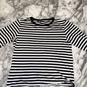 Monki tröja - Storlek S men skulle kunna säga att XS skulle kunna använda den. Inte alls använd och inga synliga skador:)🤍