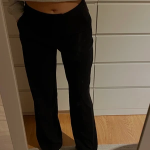 Svarta kostymbyxor  - Säljer mina härliga overzized kostymbyxor som är i väldigt bra skick. Dom har lite vida ben och långa på mig som är 177!! Funkar både som lågmidjade och högmidjade :) Perfekta nu under hösten och vintern.