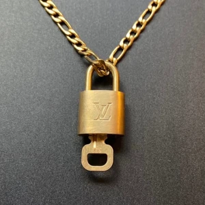 Luis Vuitton halsband  - Luis Vuitton halsband som aldrig har användts , riktigt nice accessoar för både herr & dam .  Nyckel och lås är samma accessoar så frågor om att köpa något separat undanbedes . Tack 