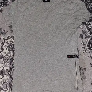 En grå t-shirt som aldrig är använd, stor i storleken
