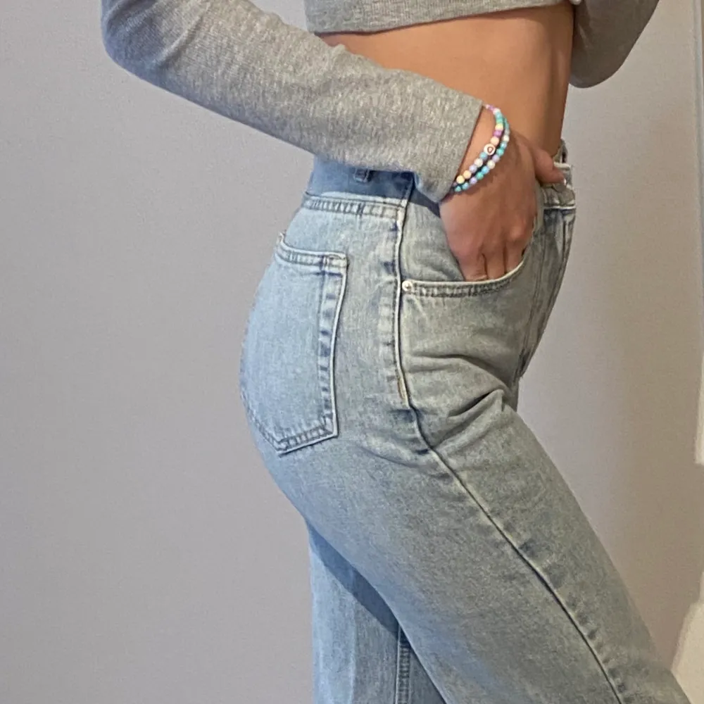 Funderar på att sälja mina populära Venderby’s jeans i modell Lexi ljusblå. 🤩 Jättefin slits nertill. Slutsålda på hemsidan. Storlek XS, men passar även S. Nyskick, endast använda två/tre gånger. Köparen står för frakten. Betalning sker via SWISCH. Skriv för fler bilder och vid intresse!! . Jeans & Byxor.