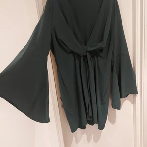 Ny klänning - Grön helt oanvänd klänning/blus Väldigt smickrande och bekväm! 