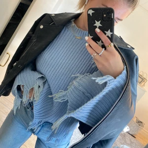 blå stickad tröja - Svin cool tröja som verkligen sticker ut!! Ääälskar färgen😍😍😍😍 Frakten ingår