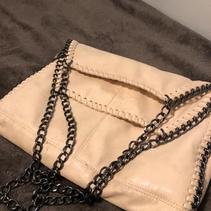 Stella mccartney - Säljer min älskade  Stella McCartney liknade väska, som jag har köpt här på Plick! Säljer pågrund av att jag inte har nån användning till den längre. Bara skriva om ni undrar något💓🙌🏻     INGEN KEDJA INGÅR!! (Bara den som sitter fast) 