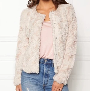 Pälsjacka från Vero Moda i strl L - Biege fuskpälsjacka från Vero Moda i strl L. Jättebra skick och fin färg! Nypris är 399kr, jag säljer för 100kr! Eftersom jag säljer den så billigt får köparen stå för frakt🤎