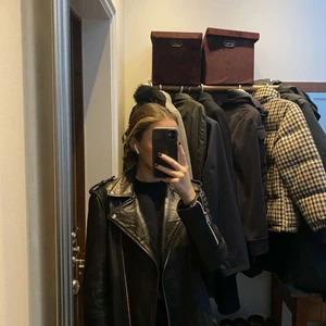 Zara skinnjacka - Säljer min äkta skinnjacka från Zara inköpt förra året, använd men fortfarande väldigt fint skick som ny skulle jag säga! Storlek S-M, själva jackan är lite oversized det är modellen