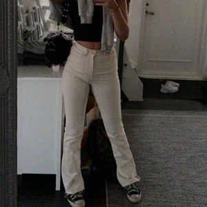 Skit snygga jeans - Skit snygga jeans med slits från Zara, ny pris 359 säljer för 150 + frakt💗(jag är 170)