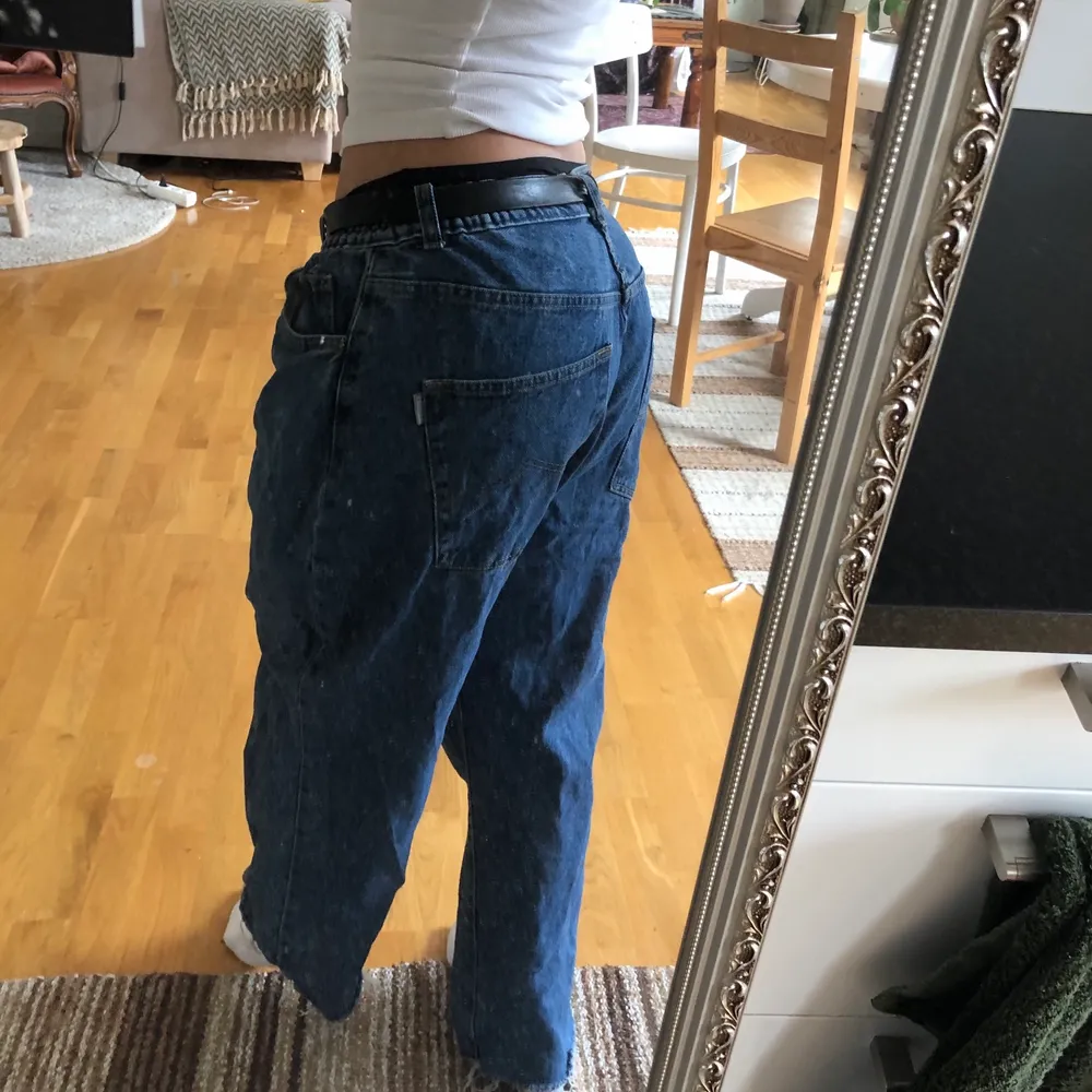Snygga vintage jeans! Är avklippta längst ner. Vet inte riktigt storlek men sitter snyggt baggy på mig som vanligtvis har typ strl 38 i jeans.. Jeans & Byxor.