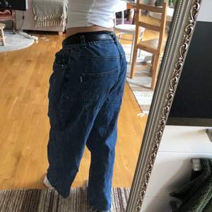 Snygga vintage jeans! Är avklippta längst ner. Vet inte riktigt storlek men sitter snyggt baggy på mig som vanligtvis har typ strl 38 i jeans.