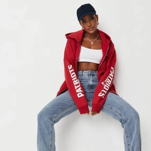 Röd zip hoodie  - Helt ny zip hoodie! Alla lappar finns kvar på tröjan. Väldigt overzise på mig som är 163 cm lång men de gör hoodien snyggare/skönare enligt mig💖 (dåligt ljus på bilden) köpt för 450kr 