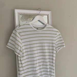 Randig tröja  - Vit grön randig tröja 