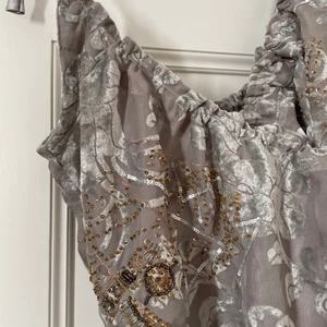 Linne - SÅ fint linne som tyvärr inte passar. Från munthe med prislappen kvar! Originalpris på linnet är 2000kr! Så fin färg med glitter! Perfekt till finare tillställningar.