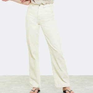 Bikbok jeans  - Jättefina beiga jeans från Bikbok. Storlek 25 wide modell. Aldrig använda och har alla lappar kvar. 