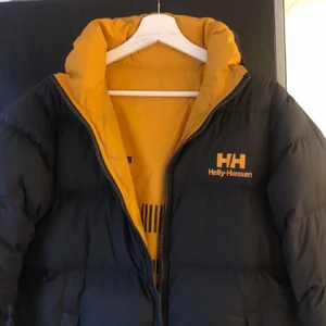 Helly Hansen jacka  - Storlek S, herr så oversized på mig. Skitsnygg och unik. Säljs inte längre. Använd men inga hål. Missfärgning pga svarta jeans på den gula sidan, går möjligen bort i kemtvätt. Jacka som är svart/mörkblå på ena sidan och gul på andra. Otroligt mysig och varm till vintern. Nypris 2100kr