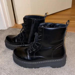 Svarta bootz  - Skitcoola svarta boots, perfekta nu till hösten! Dragkedja på sidan o snörning fram. Använda varsamt så i väldigt fint skick!