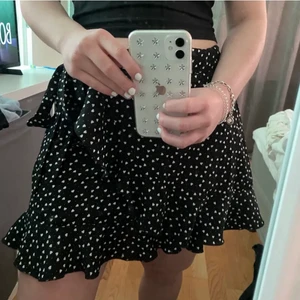 Svart volang kjol - Svart volang kjol med vita hjärtan på, storlek S men passar xs och m och då man kan justera med bandet som finns💗