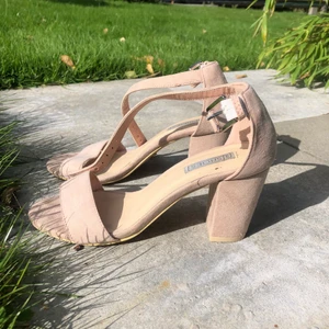 Nelly klackar  - Supersnygga rosa klackar från Nelly. Bra skick och sköna att gå i. 