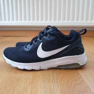 Nike sneakers, 38.5 - Fina sneakers i sparsamt använt skick. Hela i hälen. Tvättar skorna en extra gång innan jag skickar 😊