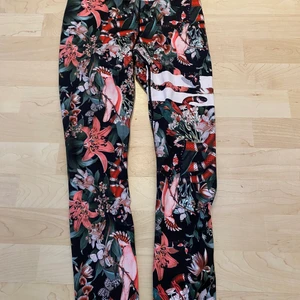 Stronger tights  - Träningstajts frön stronger storlek XS, men skulle säga att de passar S/M också, sköna, squatproof! 100% inte fått användning för då jag har flertal. Orginalpris, va 600-700kr 