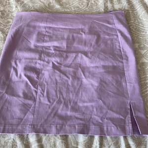 Kjol i storlek s - Säljer en kjol som är inköpt i juni men aldrig använd. Ja köpte den på new yorker. Den har en liten slits längst ner 