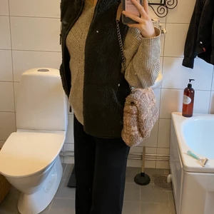 Väska från Zara - Jättefin fluffig väska från zara! Säljer så den ej kommer till användning!🥰 