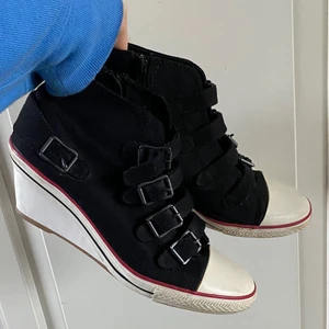 coola hög sulade sneakers  - fett coola skor med högre ”klack” sula och spännen. Från märket X-dream.  Köpt secondhand!  Använt enstaka gånger, men kommer inte till använding längre. Bra skick förutom lite smutsig sula men kan lätt tvättas! Storlek 39 men skulle nog passa 38 också! Frakt tillkommer. ❤️