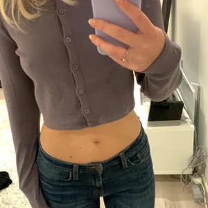 Kofta med knappar - Populär kofta med knappar från zara! Köpt förra hösten använd 1 gång. Storlek M men passar XS-M beroende på hur man vill att den ska sitta. Jag är vanligtvis en S 😇 BUD PÅ 240+frakt 