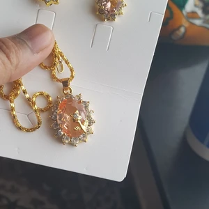 Halsband set  - Helt ny guldfärgad halsband med örhengen. Jätte fint halsband ca 50cm