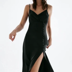 Zara klänning - En lång svart klänning från zara i satin. Aldrig andvänd och prislappen sitter kvar på. Köparen står för frakt💫