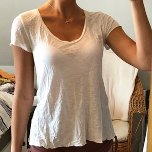 American Vintage  - Vit ”American Vintage” t-shirt. Några små hål vid armhålan, men annars i väldigt bra skick. 