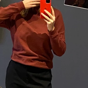 Röd sweatshirt  - Så skön röd sweatshirt med ett litet hål i fållen på insidan, syns absolut inte och man märker inte av det. Storlek xs, använd ca 4 gånger, Gratis frakt💞