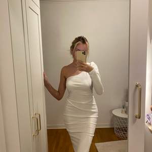 Säljer min vita one sleeve dress i strl S. Klänningen passar även någon som är M. Klänningen är köpt på i saw it first för 300. Säljer den pga flytt. Använd 2 gånger. 