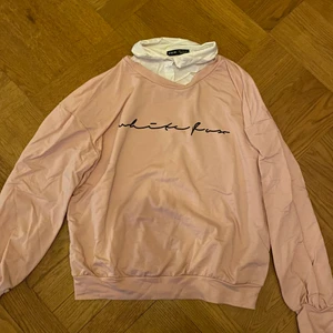 Ljusrosa sweatshirt - Ljusrosa sweatshirt med ”inbyggd” vit krage. Använd fåtal ggr
